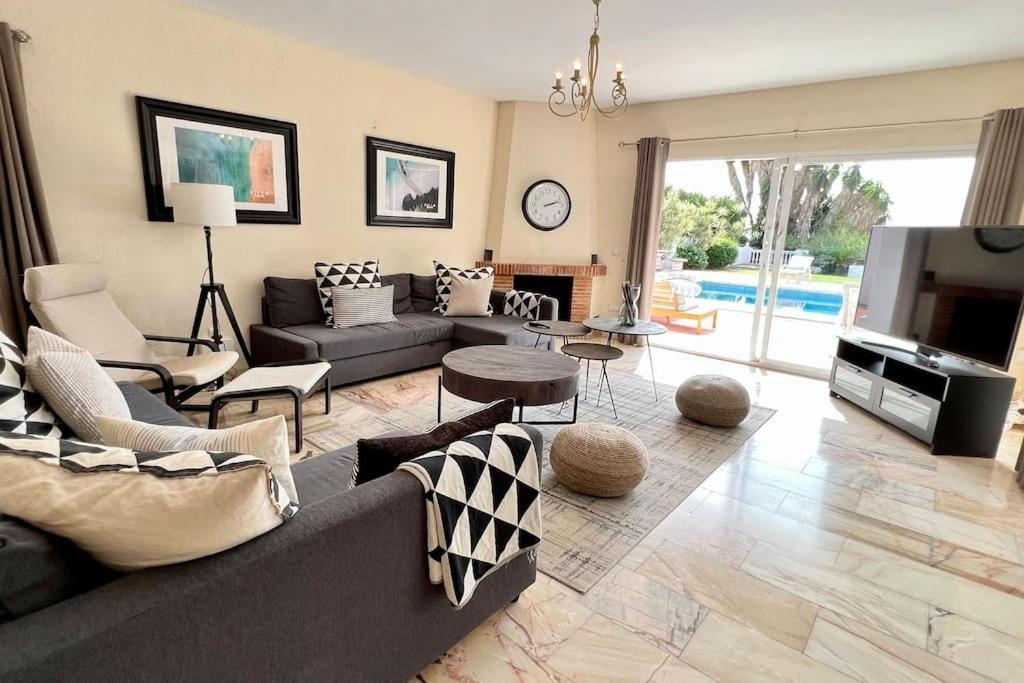 Villa Scenic With Private Pool - Sleeps 8 มิฮาส ภายนอก รูปภาพ
